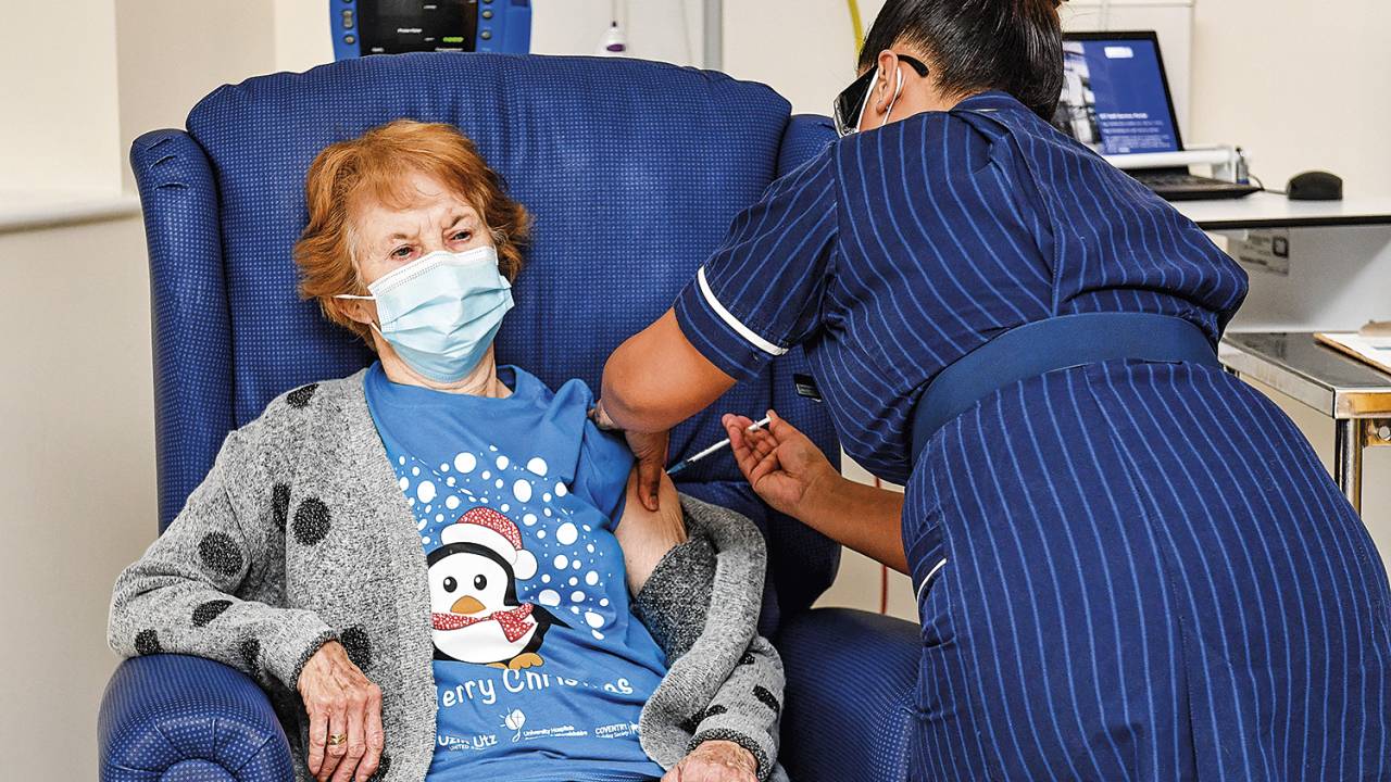 A NÚMERO 1 - A irlandesa Margaret: a primeira a ser vacinada no Ocidente -