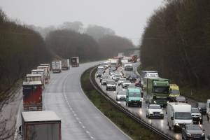 Rodovia no sudeste da Inglaterra enfrenta dia de engarrafamentos