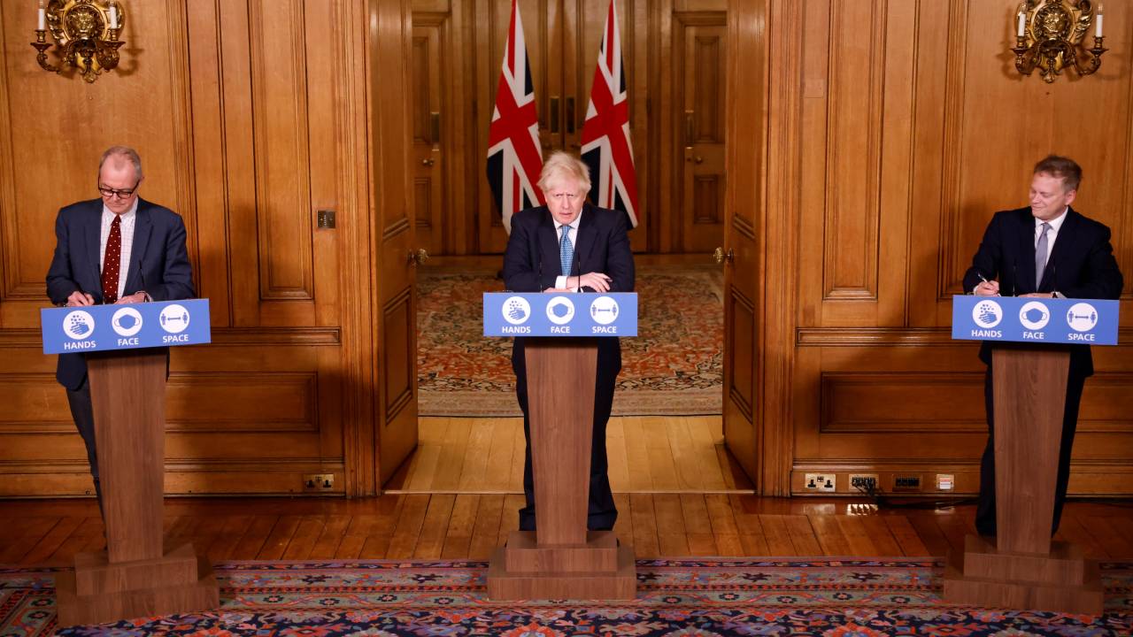 Primeiro-ministro do Reino Unido, Boris Johnson, o secretário dos Transportes, Grant Shapps, e o chefe do Comitê Científico britânico, Patrick Vallance, reunidos em entrevista coletiva nesta segunda-feira 21