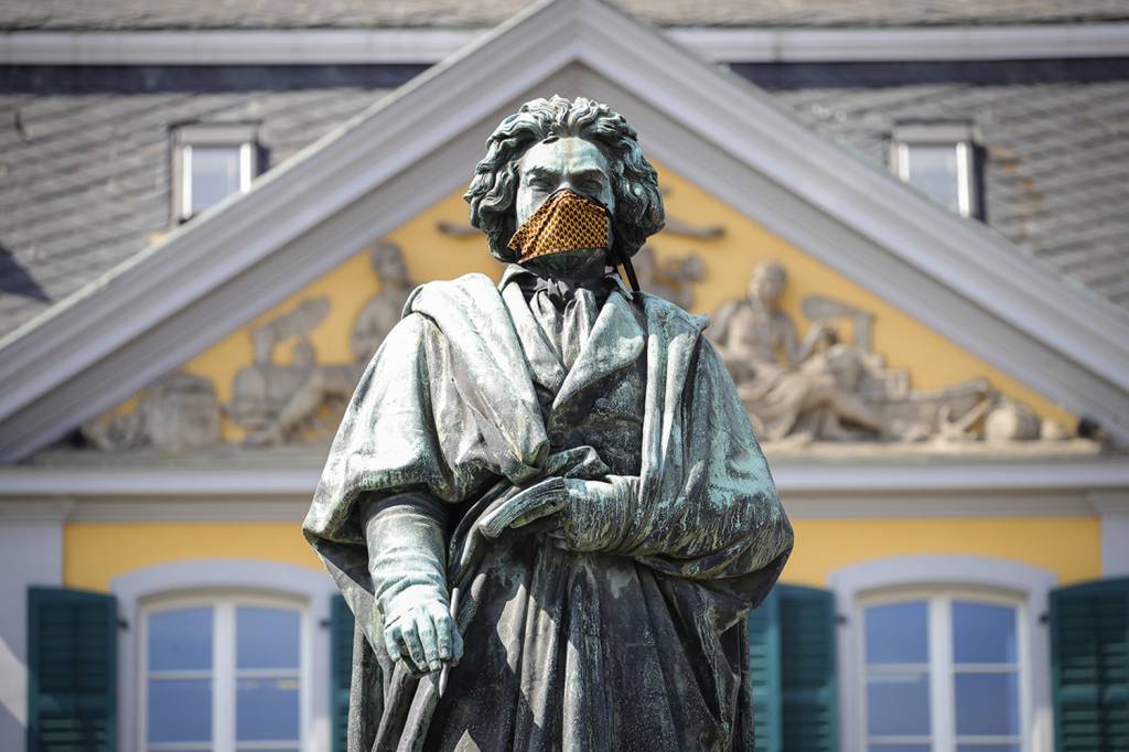 020_1221424905.jpg PANDEMIA - Máscara em estátua de Beethoven na Alemanha: festa adiada -