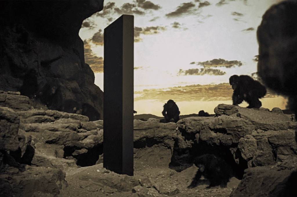 2001.jpg FICÇÃO - Cena do filme 2001: Uma Odisseia no Espaço: bloco alienígena -