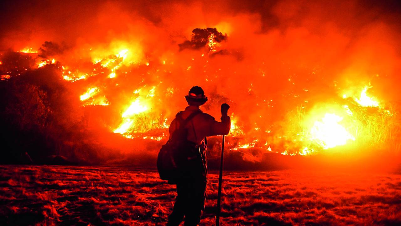 CALIFÓRNIA - Luta: 20 000 bombeiros lidaram com as chamas -