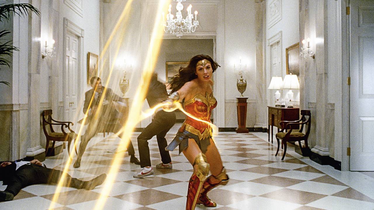 A LAÇO - Gal Gadot como Diana Prince: sem aviso prévio, inaugurando o que pode ser uma nova era -