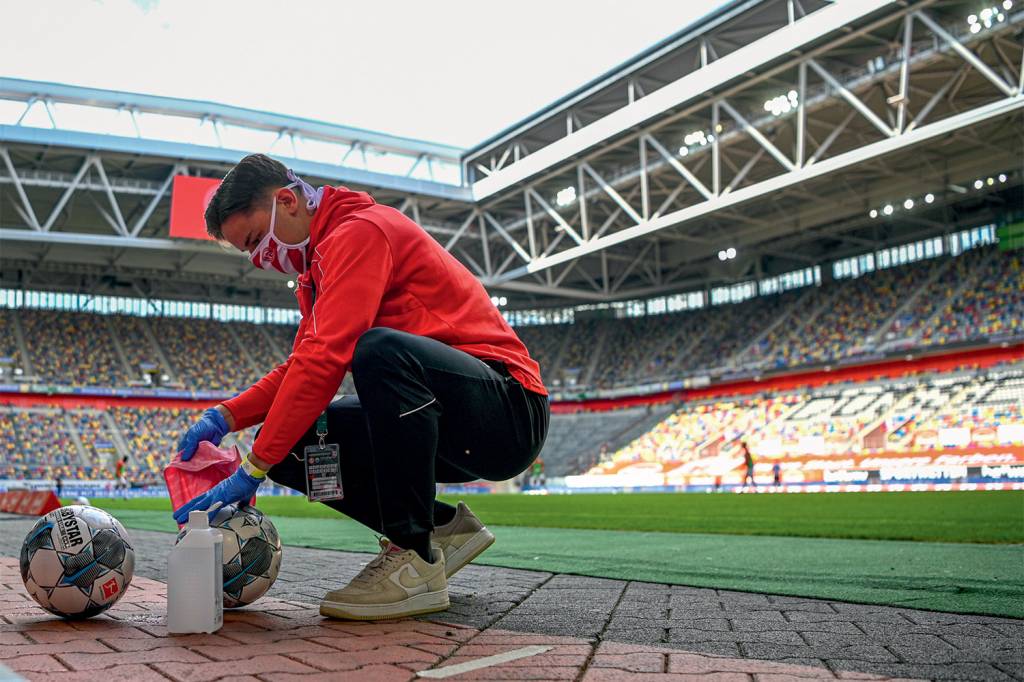 APTOPIX Virus Outbreak Germany Soccer Bundesliga JOGO LIMPO - Futebol na Alemanha: bolas desinfetadas antes do jogo -