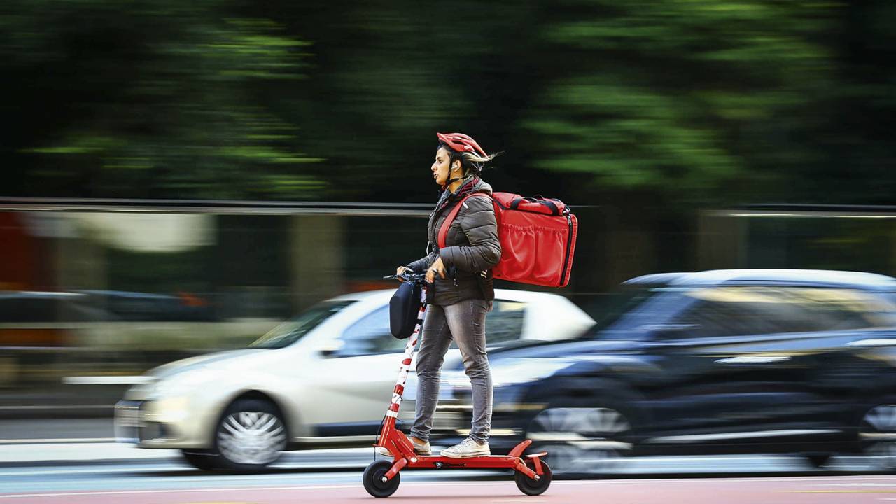 VAI CHEGAR - Delivery a bordo de patinete: adesão maciça ao consumo on-line -