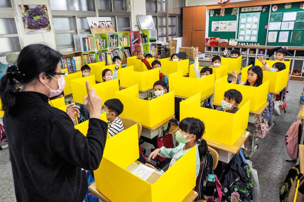 Taiwan schools on guard against novel coronavirus Covid-19 infection ESCUDOS - Escola em Taiwan: divisórias de papelão -