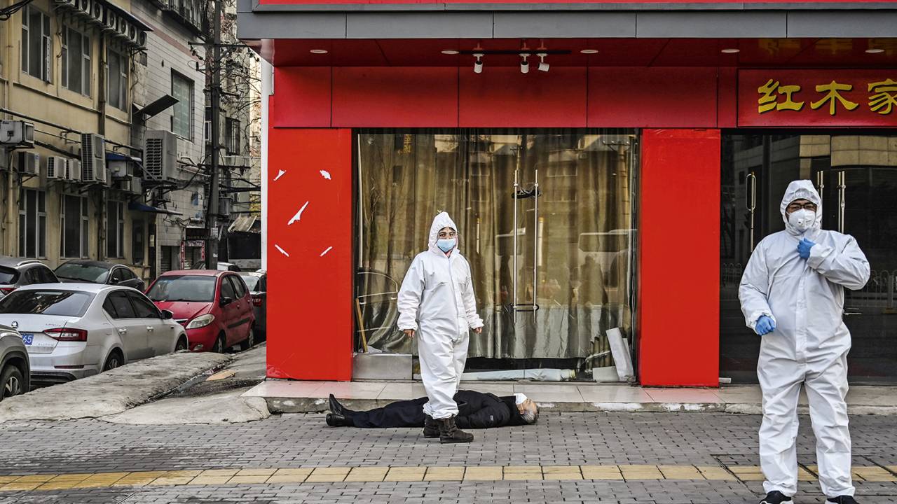 O VAZIO - Corpo em calçada de Wuhan: o berço do vírus que pôs o mundo do avesso -