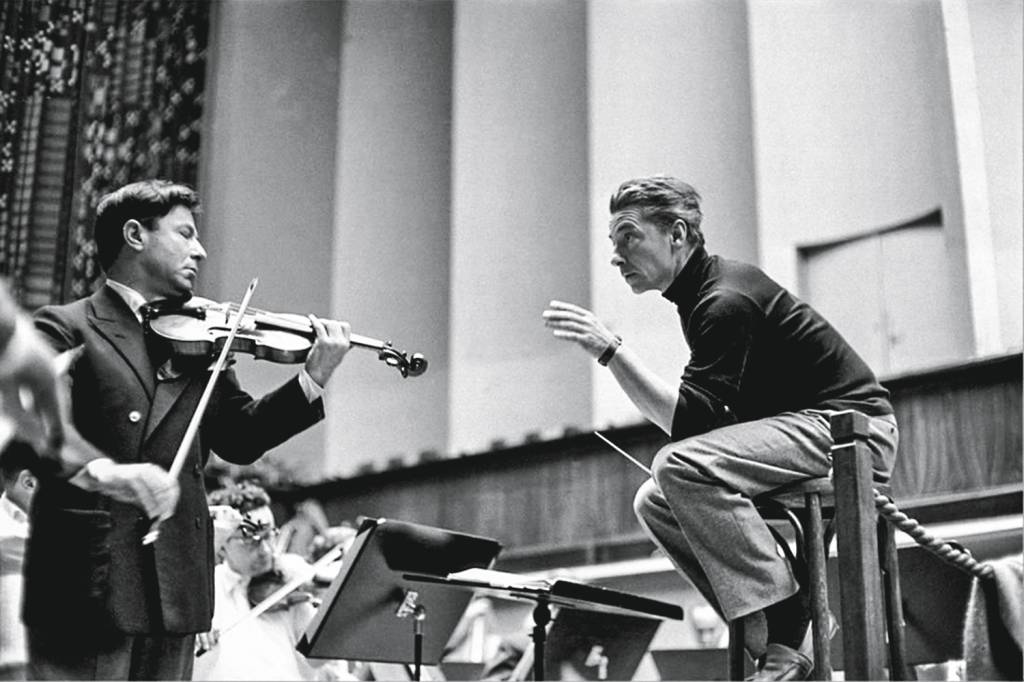 HERBERT-VON-KARAJAN-1989.jpg FERA - Karajan instrui violinista para concerto de Beethoven: intérprete clássico -