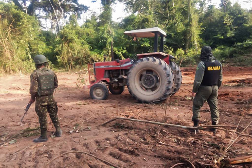 Ibama-+-Exército.jpg FLAGRANTE - Operação do Ibama: tratores e motosserras no meio da floresta -