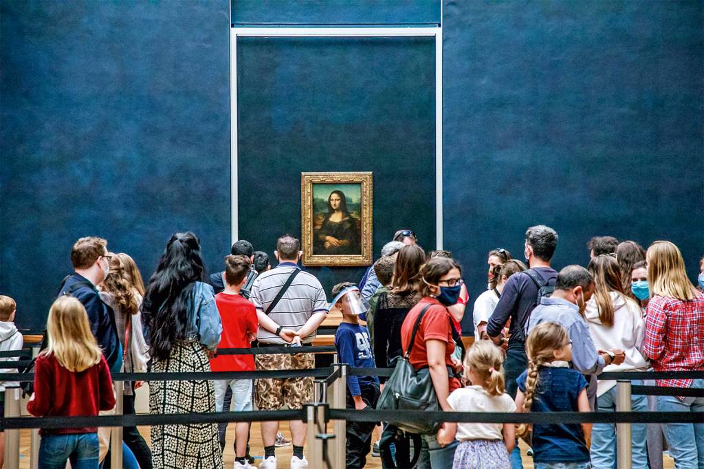 Louvre Museum in Paris, France, Mona Lisa DIAS COMUNS - Aglomeração: normalmente só é possível contemplá-la a 4,5 metros de distância -