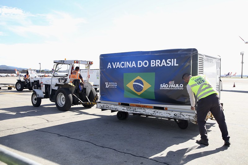 CoronaVac: São Paulo recebe insumos para produzir 8,7 milhões de doses - Na imagem um lote das vacinas é desembarcado da aeronave vinda da China.
