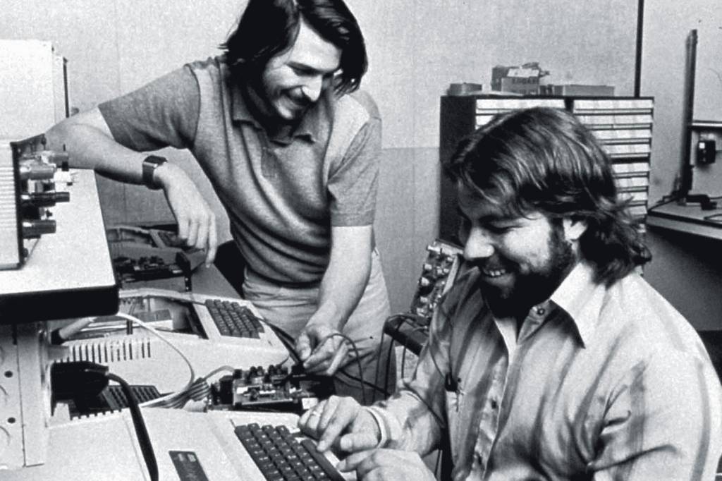Apple – Founders QUE DUPLA - O inventor Wozniak, com Jobs (em pé): parceria durou uma década -