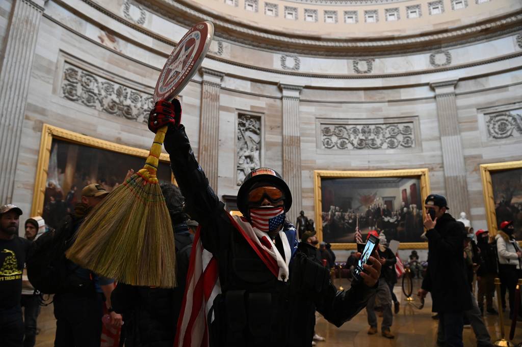 Apoiadores de Donald Trump invadem o Capit&oacute;lio, nos EUA -