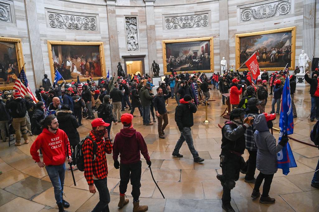 Apoiadores de Donald Trump invadem o Capit&oacute;lio, nos EUA -