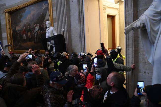 Manifestantes pró-Trump invadem o Capitólio Manifestantes pró-Trump invadem o Capitólio