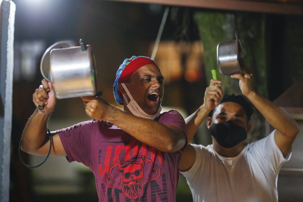 000_8YV4CM.jpg BARULHO - Manifestantes em Brasília fazem um panelaço: protesto contra o governo e a sua atuação na pandemia -