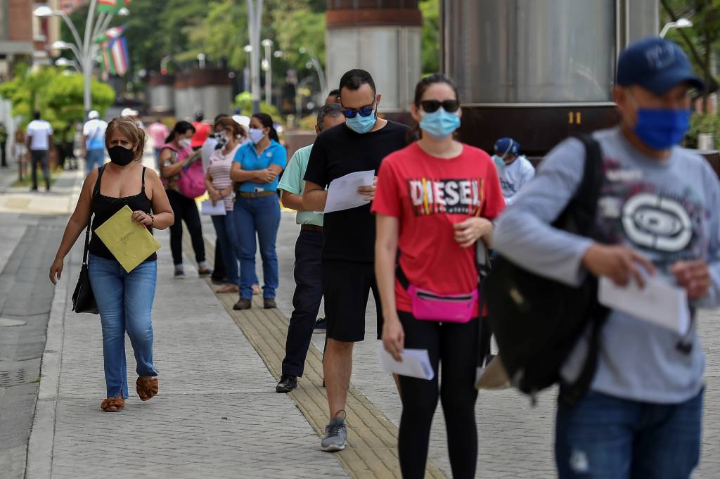 Colômbia suspende voos com Brasil por nova cepa do coronavírus