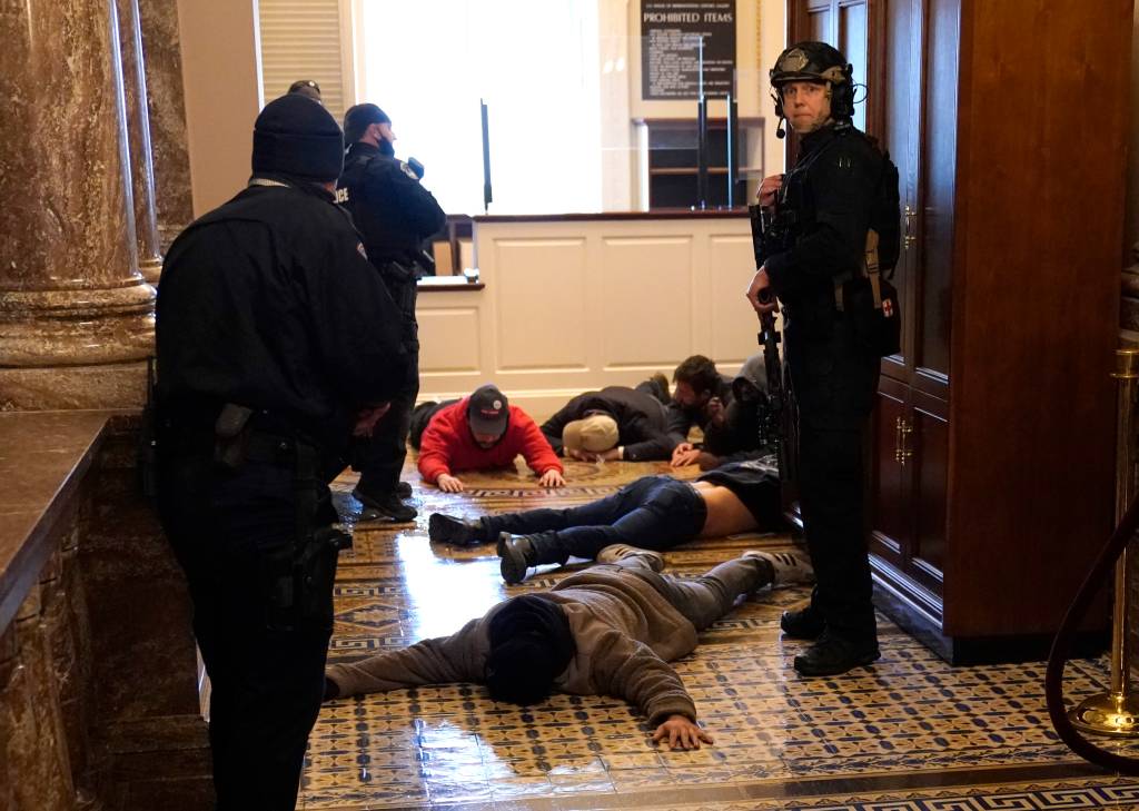 Manifestantes s&atilde;o presos dentro do Capit&oacute;lio, ap&oacute;s invas&atilde;o durante a sess&atilde;o de certifica&ccedil;&atilde;o de Joe Biden como presidente dos Estados Unidos