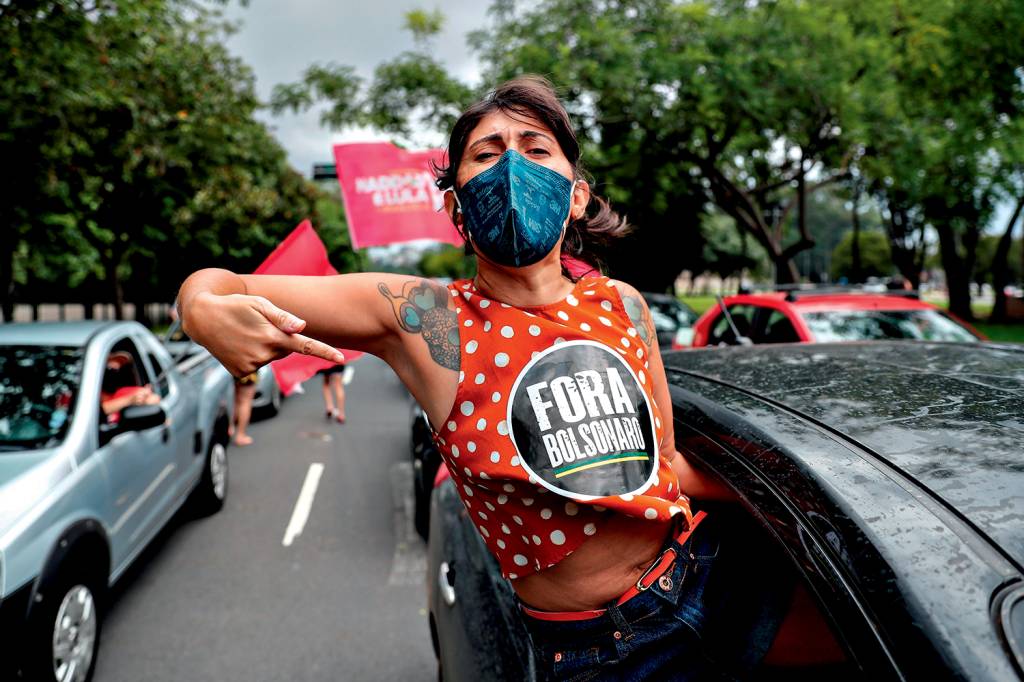 Caravana a favor del juicio político de presidente Bolsonaro en Brasil NO GRITO - São Paulo: manifestante protesta contra o governo durante carreata -