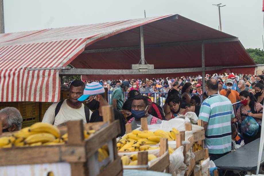 Fila para a retirada de alimentos na Ceagesp, em São Paulo -