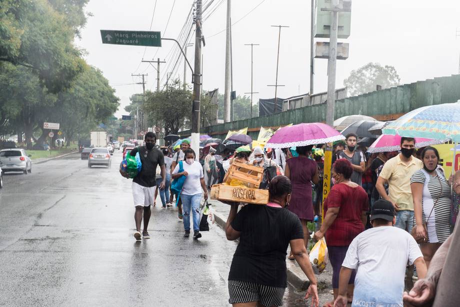 Sob chuva, muitos ainda esperavam para entrar na Ceagesp para retirar seus kits -