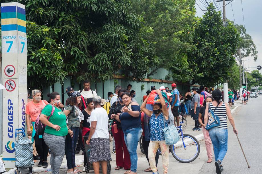 Fila para a retirada de alimentos na Ceagesp, em São Paulo -