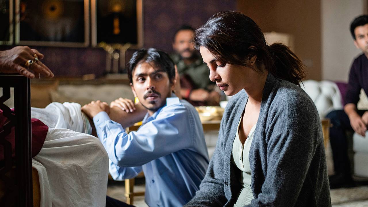 AMOR E ÓDIO - Balram (Adarsh Gourav), pronto para o sacrifício por Pinky Madam (Priyanka Chopra): cinema visceral -
