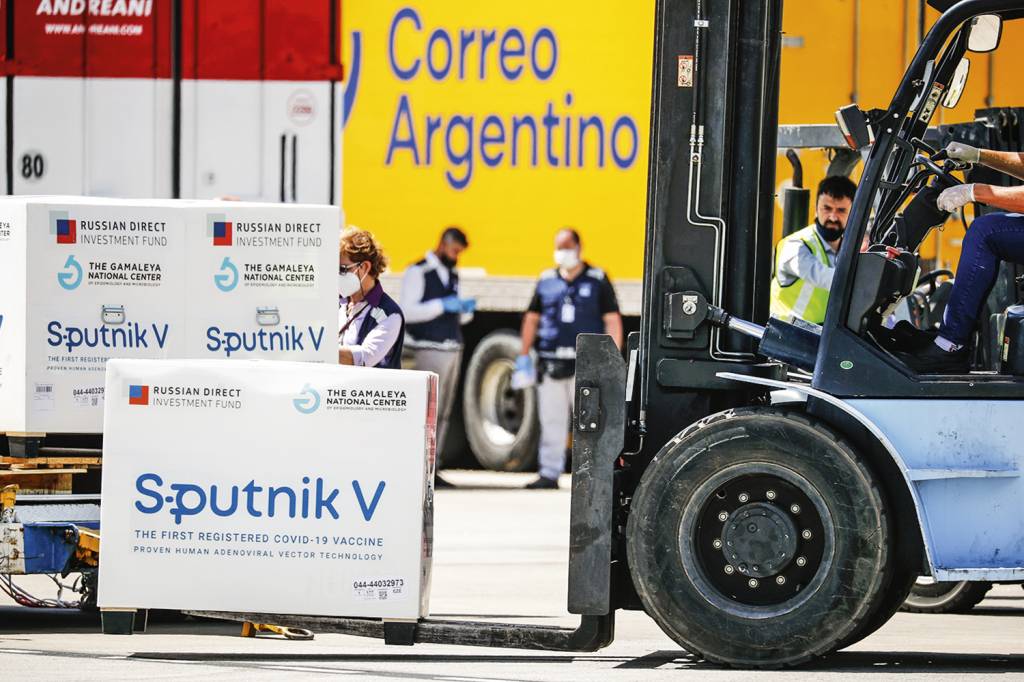 GettyImages-1230617200.jpg EXPORTAÇÃO - Argentina: o país pode receber imunizante russo feito no Brasil -