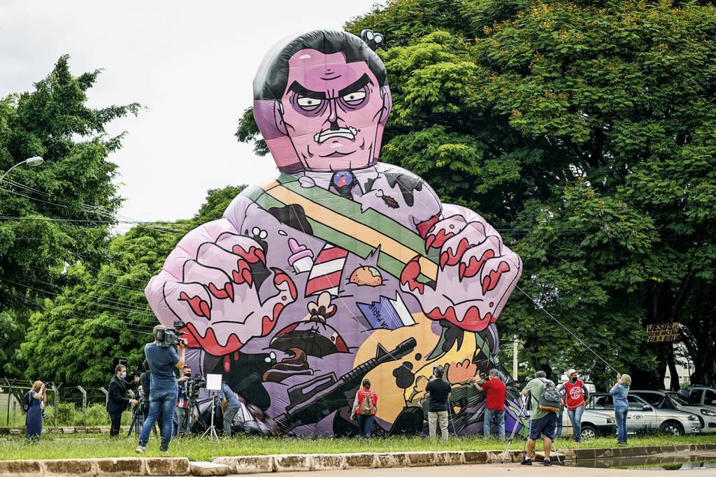 GettyImages-1230646006.jpg ALVO - Protesto no Distrito Federal: grupo infla um boneco do presidente Jair Bolsonaro em frente ao prédio da Anvisa -