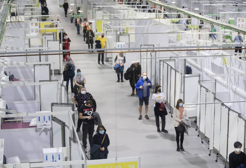 Covid: com 67% dos adultos vacinados, Reino Unido tem 2 mortes em 24 horas