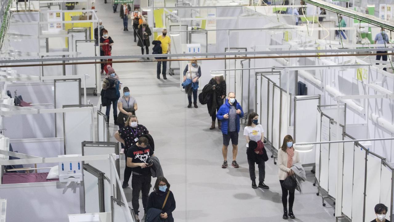Fila para vacinação contra Covid-19 no Reino Unido