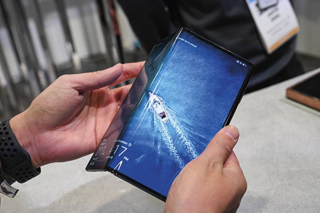 HUAWEI-MATE-X-FOLD—1NK4DT.jpg MATE X - A versão dobrável da big tech Huawei foi lançada na China em 2019 e apresentada na Consumer Electronics Show, em Las Vegas, em janeiro de 2020. Quando desdobrado, o aparelho parece um tablet de 20 centímetros na diagonal -