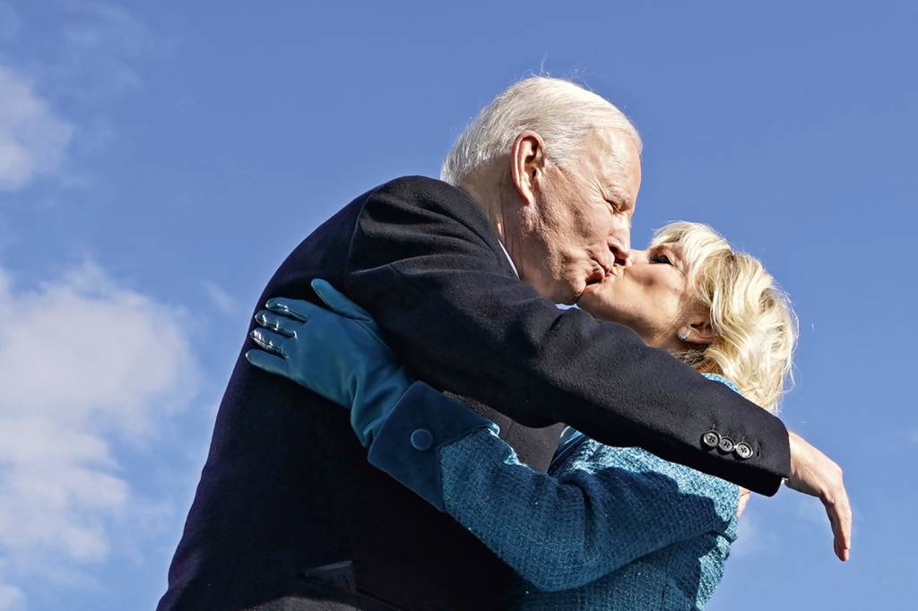 JILL-BIDEN-BEIJO-JOE-BIDEN-POSSE-2020-012.jpg CARINHO - Abraço e beijo no dia da posse: casamento já dura quase meio século -