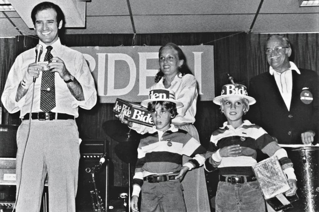 JOE-BIDEN-1988-FAMILIA.jpg FAMÍLIA - Biden em campanha (1988), com os filhos e o pai: Jill criou os meninos -