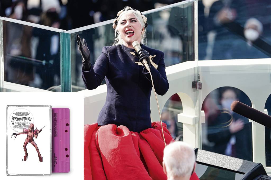 LADY-GAGA—POSSE-JOE-BIDEN-2021-654.jpg SÓ DIGITAL, NÃO - A caixinha (à esq.) de Lady Gaga (na foto, cantando o hino americano na posse de Biden): para agradar aos fãs que gostam de ter algo em mãos -