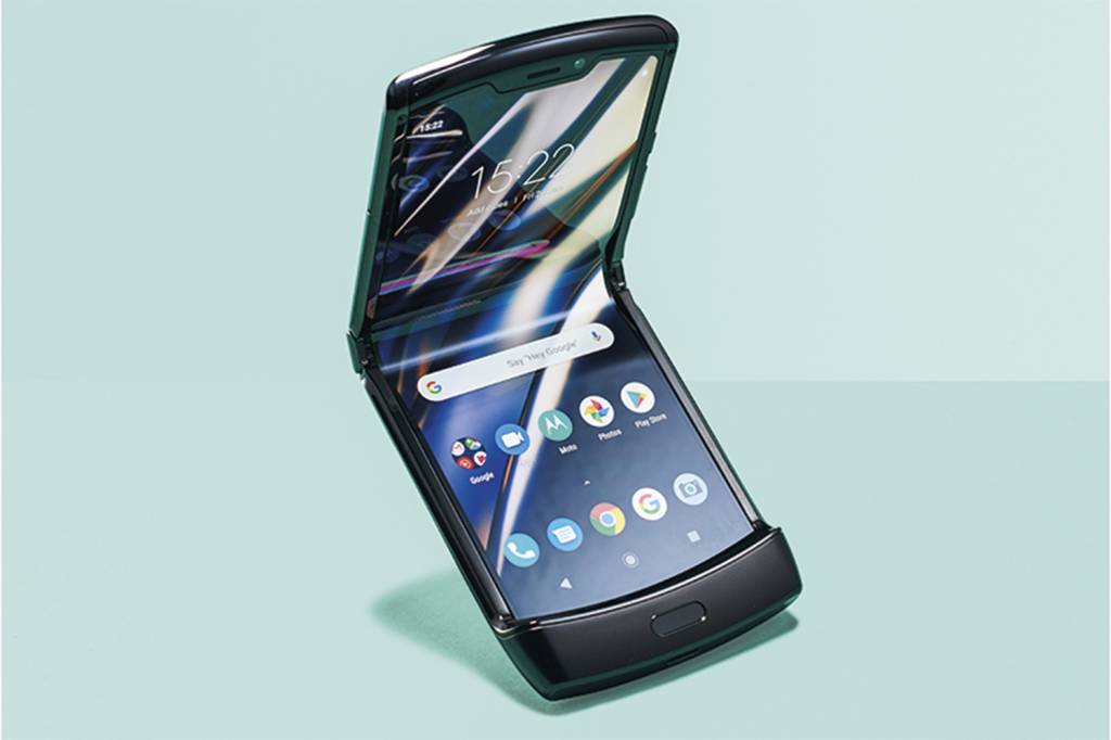 MOTOROLA-RAZR—GettyImages-1230432954.jpg RAZR - O dobrável da Motorola, lançado em fevereiro de 2020, é o mais compacto de todos. Ao contrário de seus concorrentes, o objetivo é ganhar a dimensão de uma tela-padrão quando desdobrado. Seu design lembra os antigos flip phones -