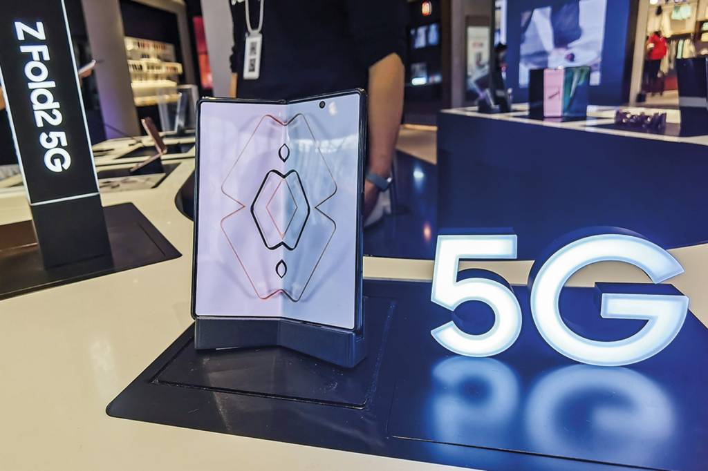 SAMSUNG-GALAXY-Z-FOLD-2-SG—GettyImages-1272387451.jpg GALAXY Z FOLD - O smartphone dobrável da Samsung fez sua estreia em abril de 2019, enfrentando críticas por causa de quebra de tela e outras falhas no aparelho. Superada a dificuldade inicial, foi relançado com boa aceitação -