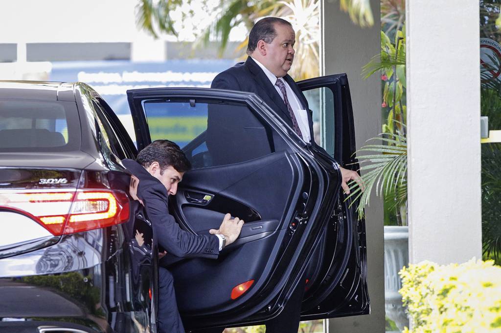 Silvio-Assis-Lobista-Brasilia-2017-01.jpg PARCERIAS - Silvio de Assis (fora do carro): histórico de prisão, acusações de corrupção e amigos influentes no poder -