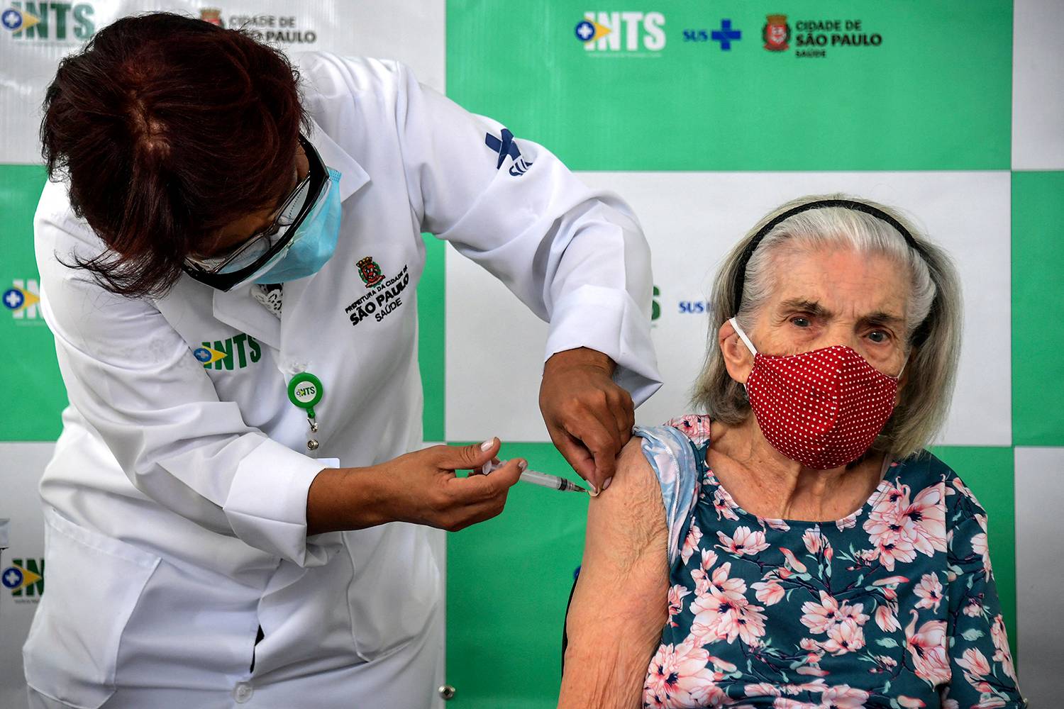 Mulher idosa é vacinada com a Coronavac contra COVID-19, no primeiro dia de imunização de pessoas com mais de 90 anos, em São Paulo -