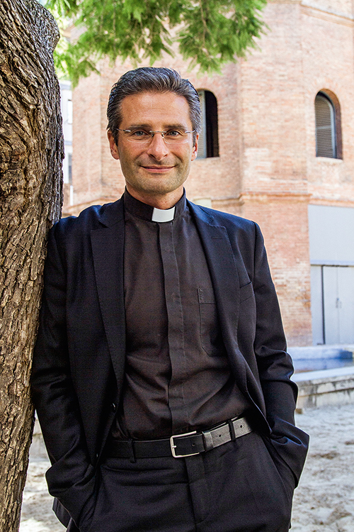 CALARAM SUA VOZ - O polon&ecirc;s Krzysztof Charamsa, integrante da C&uacute;ria Romana, que se assumiu gay em 2015 e foi afastado de suas fun&ccedil;&otilde;es pelo pr&oacute;prio papa: &ldquo;Nunca fui levado a julgamento, nem tive a chance de me defender&rdquo; -