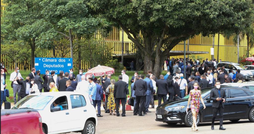 Após invasão de prefeitos, Ibaneis defende regras para Congresso funcionar