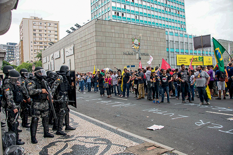 Protesto dos servidores p¿blicos RS. CLIMA HOSTIL - Greve de servidores em 2019: os salários foram postos em dia, mas a categoria critica a falta de reajustes -