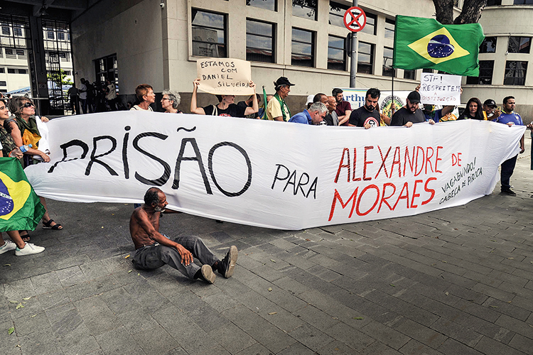 Briga entre manifestantes contrários e favoráveis ao Deputado Daniel Silveira ***ATENÇÃO***NÃO REUTILIZAR ESTA IMAGEM, SUJEITO A COBRANÇA POR USO INDEVIDO***FOTO EXCLUSIVA PARA A UTILIZAÇÃO APENAS NA REVISTA VEJA***