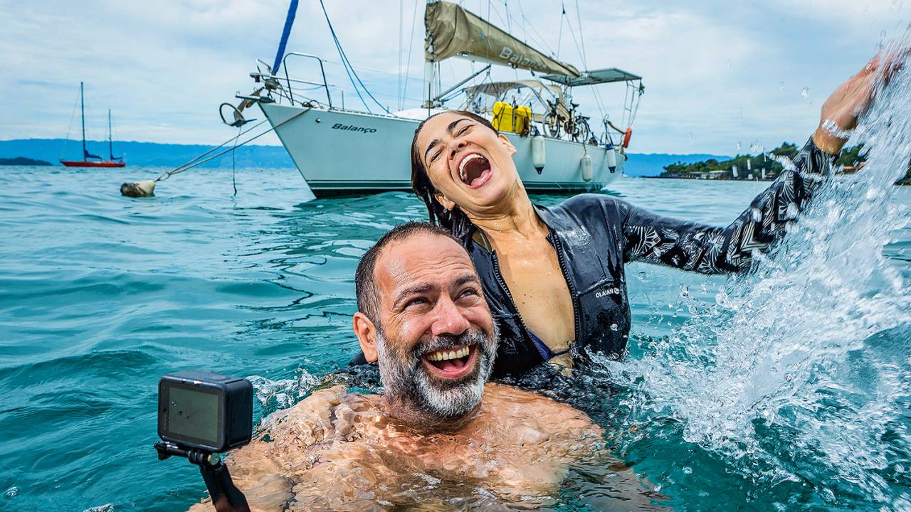 CONECTADOS - Trabalho e lazer: Adriano e Aline fazem vídeos para o YouTube direto do veleiro -