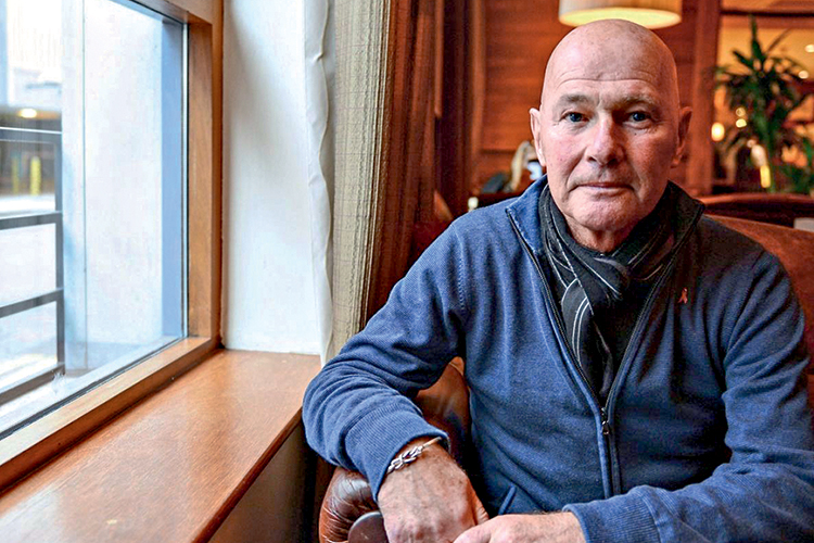 GRUPOS DE APOIO - O irland&ecirc;s Bern&aacute;rd Lynch, suspenso nos anos 1980, que presta suporte &agrave; comunidade LGBT: &ldquo;Fui removido da minha par&oacute;quia e deixei de receber aux&iacute;lio financeiro. Mas continuo atuando como padre&rdquo; -