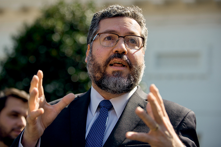 ‘Estamos na mesma página que EUA em relação ao clima’, diz Ernesto Araújo