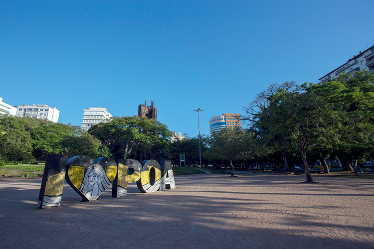 Empty Streets Around Brazil Due to the Coronavirus (COVID – 19) Pandemic FECHADO - Parque em Porto Alegre: a aposta foi no isolamento por regiões -