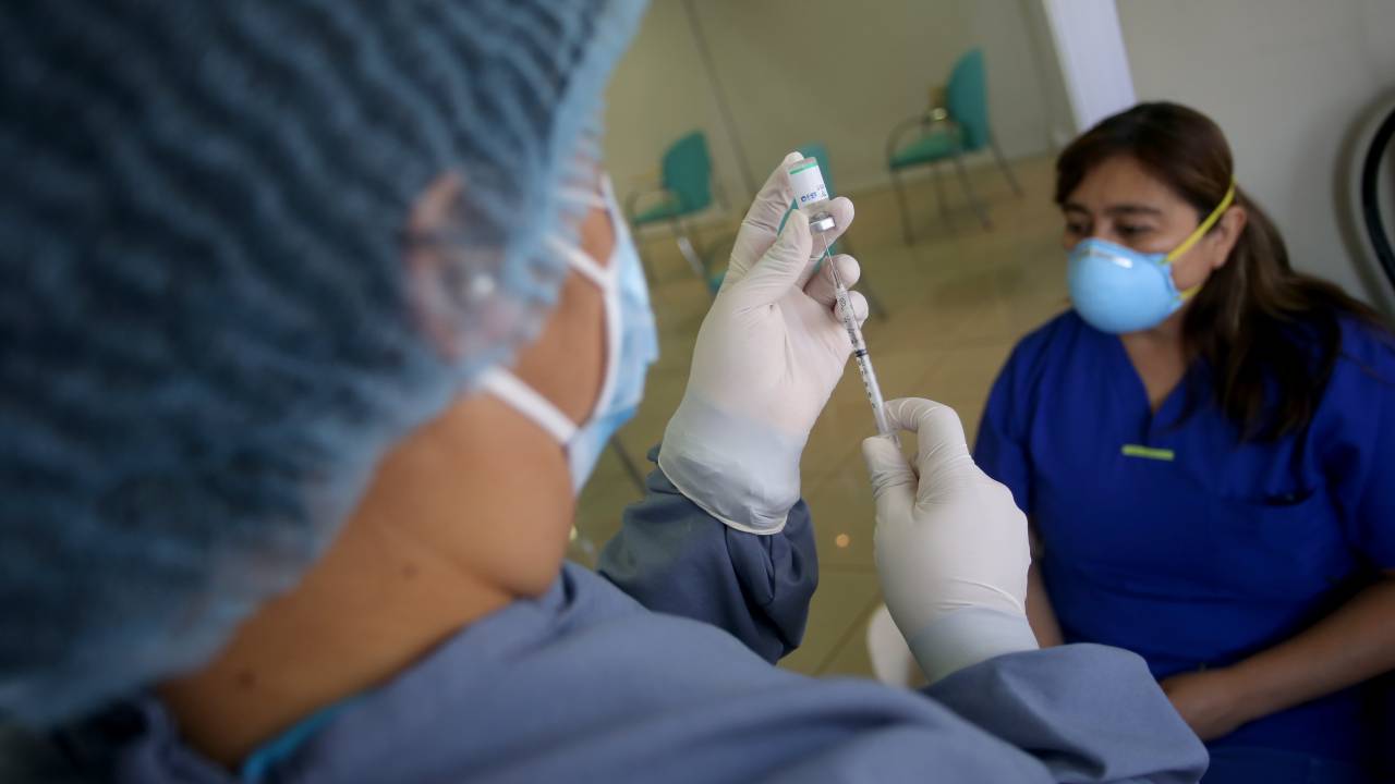 Médica prepara dose da vacina da Sinopharm durante vacinação a profissionais da saúde em Lima, Peru - 15/02/2020