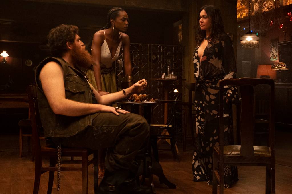 INVISIBLECITY_102_Unit_00322R Jimmy London (Tutu), Jessica Cores (Camila) e Alessandra Negrini (Inês) na série 'Cidade Invisível' -