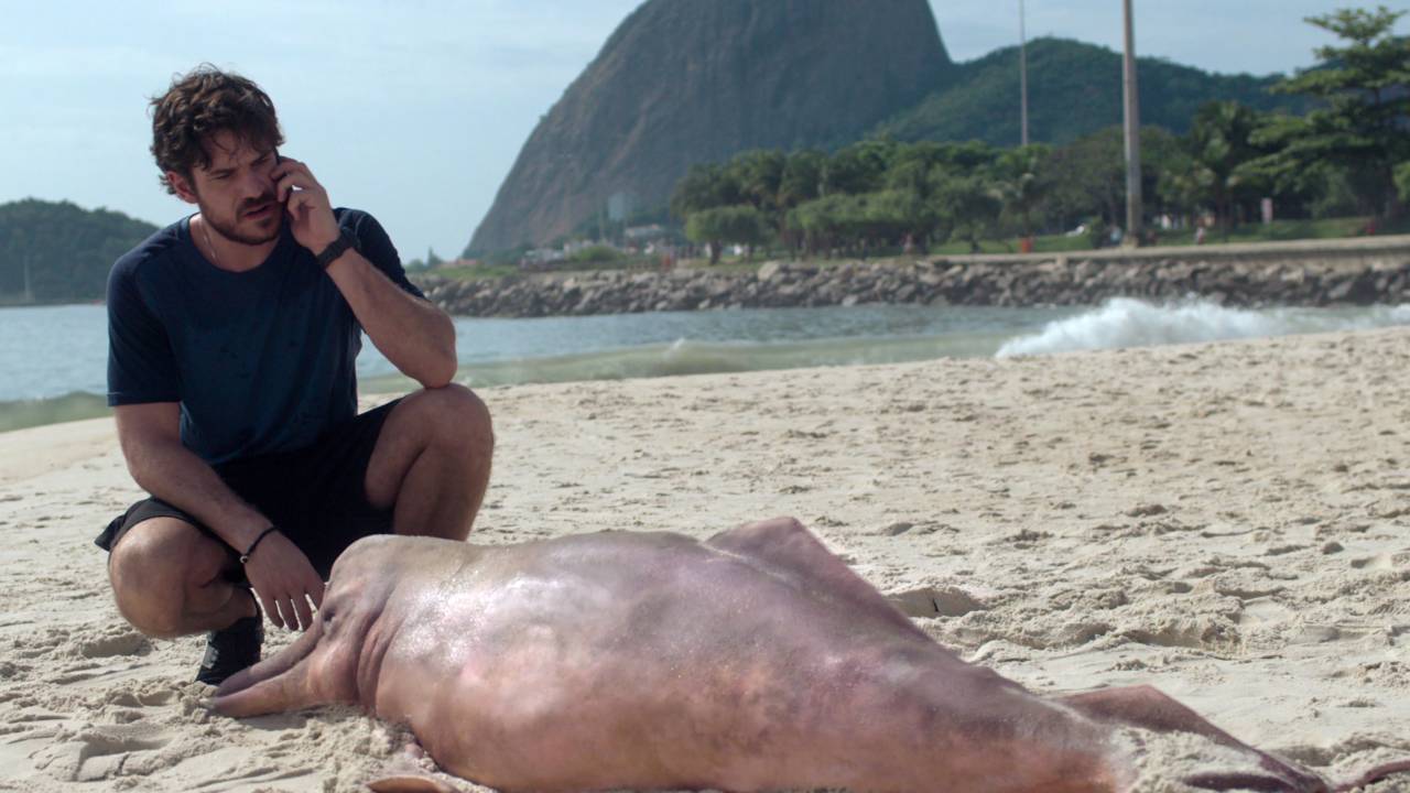 Marco Pigossi e o misterioso Boto-Cor-de-Rosa em cena da série 'Cidade Invisível' -
